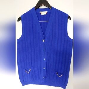 Vintage sweater vest with adorable details 🌻